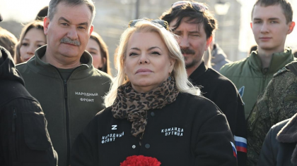 Яна Поплавская возложила цветы к камню будущего памятника героям в Судже